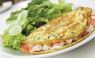 Na Omeleteria, o cliente encontra pratos recheados de bacon, salsicha e catupiry